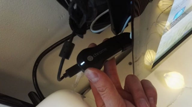 Chromecast on niin pieni, että sen saa piilotettua TV:n taakse.