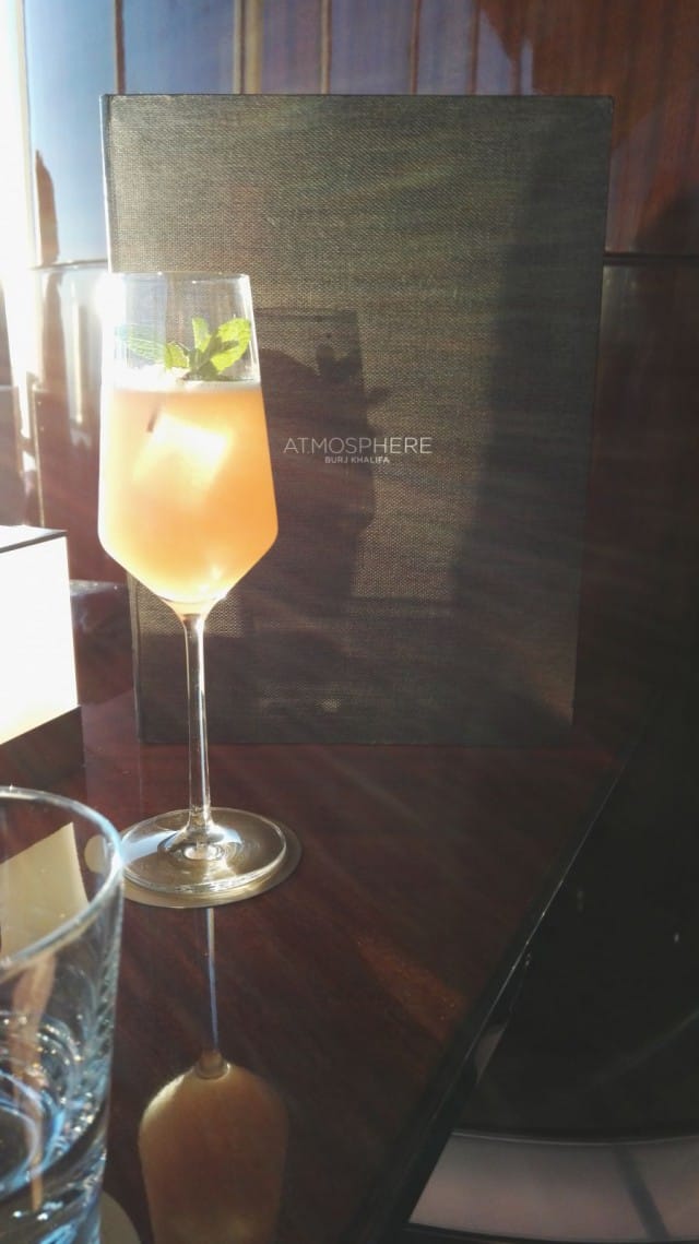 Burj Khalifa rakennuksen At.mospheressä voi nauttia hyviä drinkkejä auringon laskiessa.