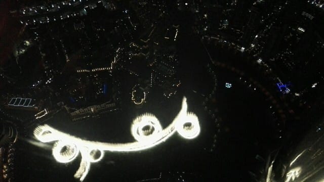 Dubain tanssivat suihkulähteet kuvattuna Burj Khalifan At.mospherestä, 440 metrin korkeudelta