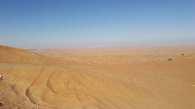 Aavikko. Dubain naapuriemiraatti Sharjah.