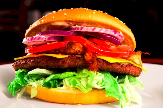 Dinerista saa muun muassa runsaita burgereita.