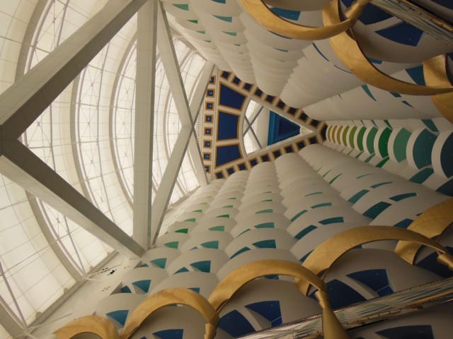 Burj Al Arab -hotellin aulaan tulee valoa lasikuidusta punotun valtavan purjeen läpi.