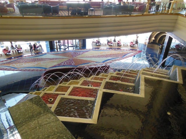 Burj Al Arab. Dubai. Aulan suihkulähteet ja vesitaideteos.