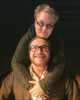 Sara Salmenmäki ja Anssi Kömi halivat.