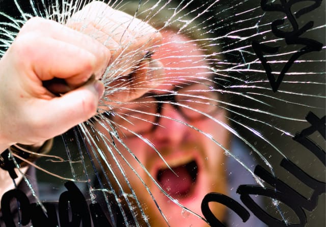 Kun miehen mieli hajoaa. Monologin pääosaa tähdittää Anssi Kömi.