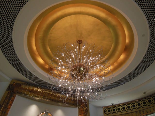 Burj Al Arab hotellissa on käytetty 1965 neliömetriä 24 karaatin lehtikultaa.