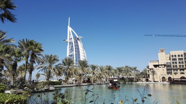 Dubai, Souk Madinat Jumeirah on purjehotellin lähellä.