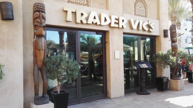 Tärppi. Trader Vic's:ssä on mainiot drinkit ja iltaisin mainiot bileet. Dubai, Souk Madinat Jumeirah.