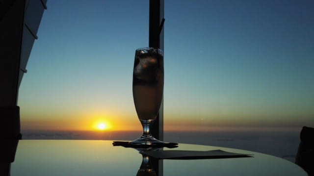 Auringonlasku. Dubai. JW Marriot Marquis hotellin The Vault ravintolassa.