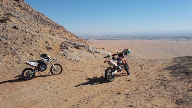 Ennen koko Dubai oli aavikkoa. Moottoripyöräsafarilla Big Red Motorsportsin kanssa.