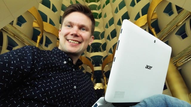 Kirjoittelin artikkelia seitsemän tähden hotellissa, Burj Al Arabissa Dubaissa.