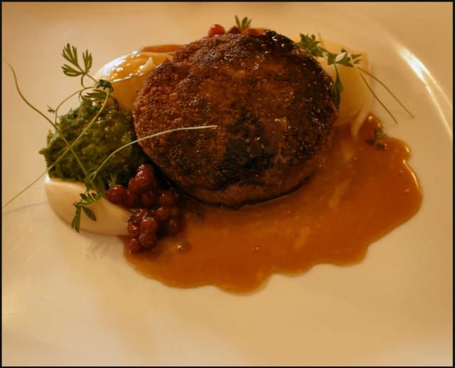 Uskomattoman murea Wallenbergin pihvi Hauhalan hanhesta sekä hernemursketta.