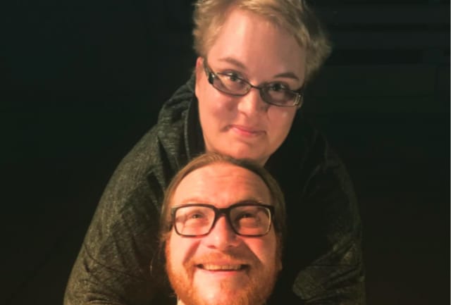 Ohjaaja Sara Salmenmäki ja näyttelijä Anssi Kömi