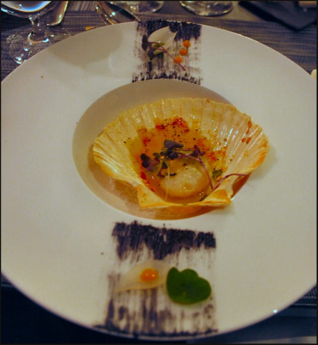 Kampasimpukkaa voissa sekä persiljassa paistettuna, etikoitua sipulia sekä sivallus mustekalan mustetta. VIINI: Domaine des Malandes, Chablis Vieilles Vignes