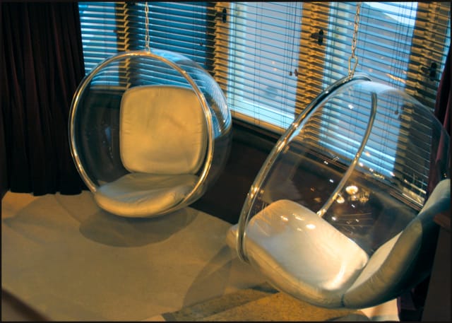 St. Petersbourg Hotellin respan takaa rappusista löytyy Eero Aarnion Kuplatuoleja kaksin kappalein!