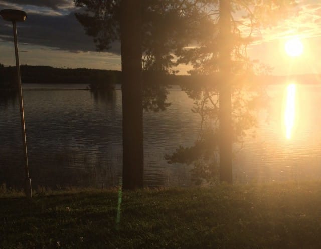 Mitä kirkkaampi valo, sitä selkeämmin pimeys erottuu.