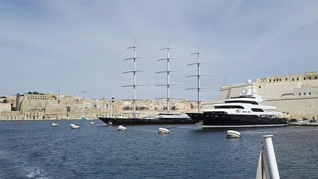 Maltalla näkyy paljon upeita veneitä.