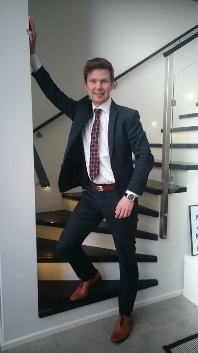 James Bond aikakaudelta 70-luvulta kraka kaulassa ja kädessä James Bond meininkiin sopiva Huawei Watch kello, jolla voi soittaa puheluita ja musaa