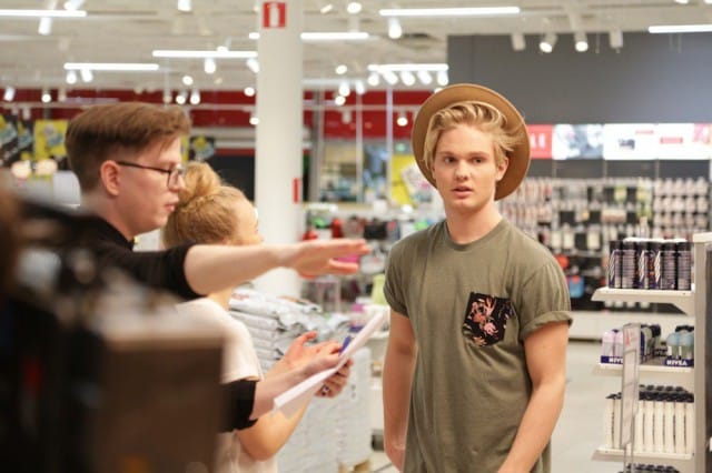 Ohjaaja Iiro Hokkanen ohjeistaa näyttelijädebyyttinsä tekevää Benjamin Peltosta