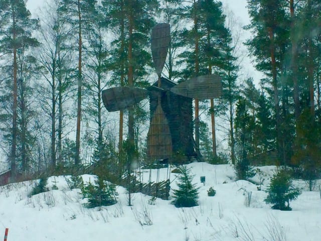 Taistelenko tuulimyllyä vastaan, vai vapaudunko ihailemaan sen sulavaa liikehdintää.