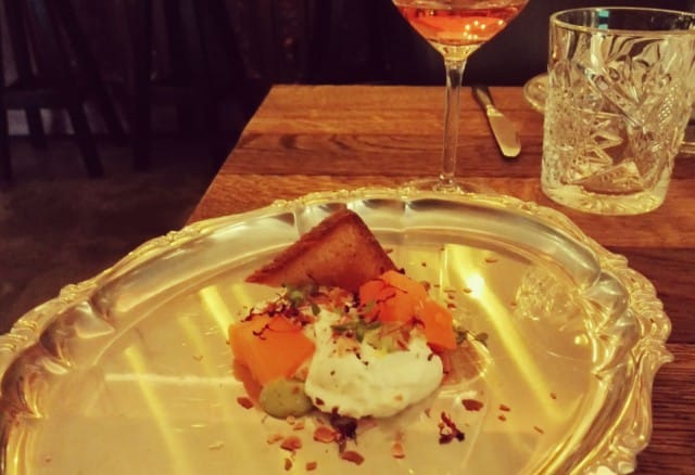 Burrataa, paahdettua kurpitsaa, basilikakreemiä ja mantelileipää, omnom.