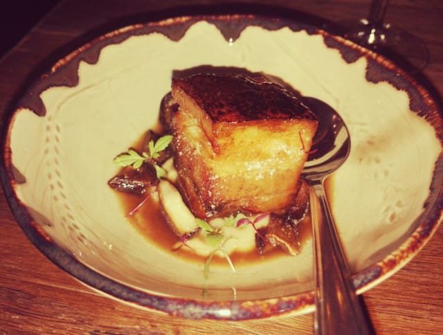 Rapeaa possunkylkeä, kumina- sipulilientä, kastanjaa ja paistettuja sieniä.