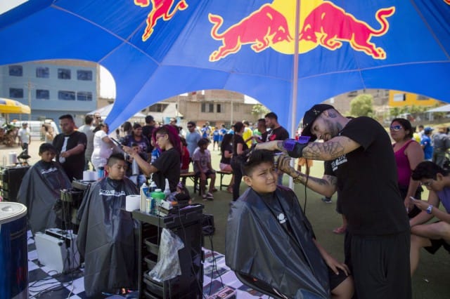 Red Bullin järjestämällä Neymarin futisleirillä tulevat lupaukset saivat kaupan päälle idolinsa kampauksen. Kuva: Enrique Castro Mendivil / Red Bull