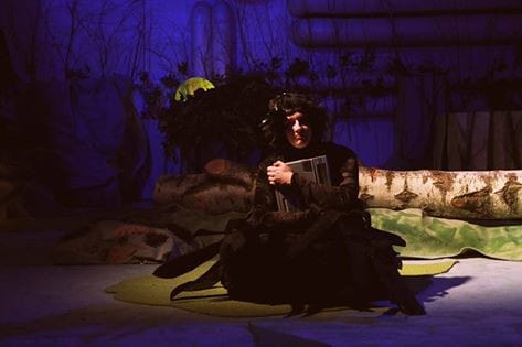 Juho Räsänen esittää Kalevi Korppia Korppi ja korven veikot -esityksessä.