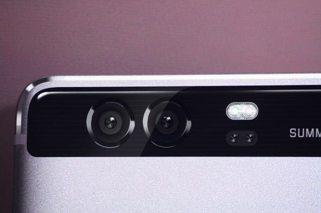 Kameran linssit sulautuvat täysin puhelimen linjoihin.