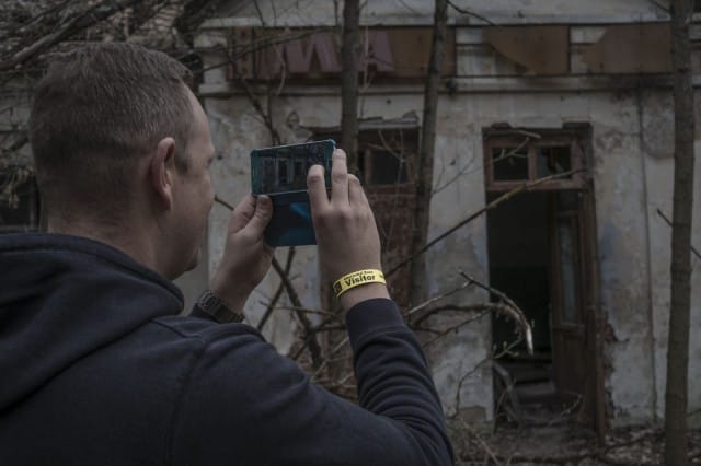 Ensimmäinen pysähdyspaikka on paikallinen kylä jonka luonto on ottanut haltuunsa.