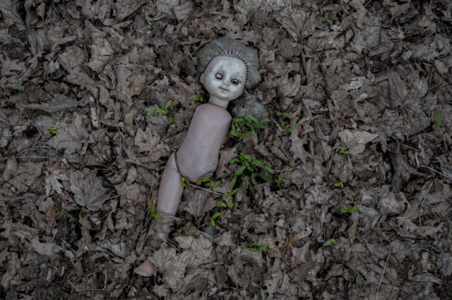 Päiväkodin pihalle jäänyt nukke lähellä Chernobylin kylää.