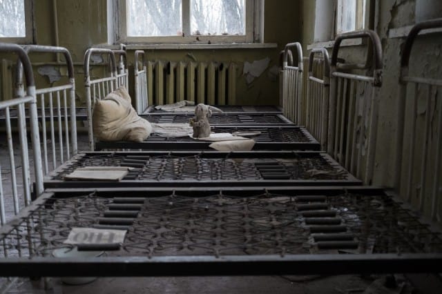 Yksinäinen pehmolelu on jäänyt jälkeen päiväkodin evakuoinnista.