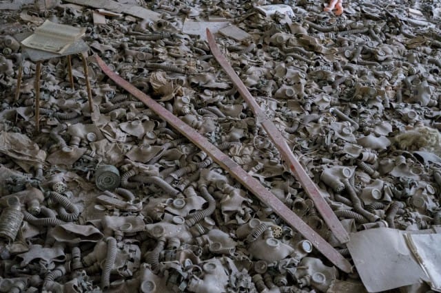 Pripyatin koulurakennuksesta löytyy valtava määrä kaasunaamareita.