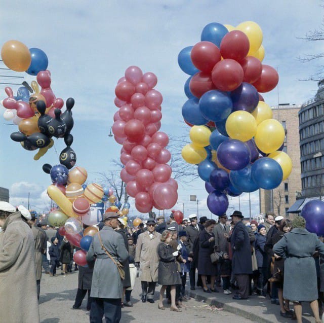 Vapunviettoa Lasipalatsin edustalla 1950-luvulla