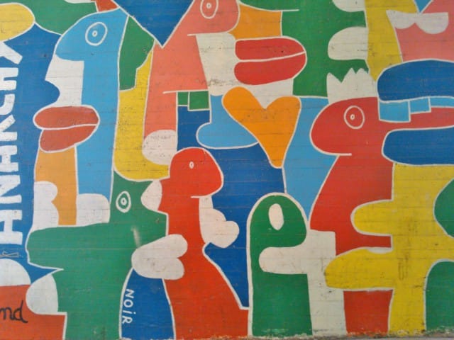 Tämä taideteos voisi hyvin kuvastaa keskusteluohjelmia, joissa puhutaan toisten päälle.