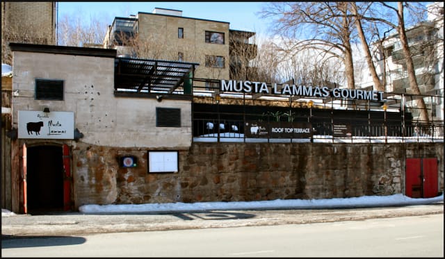 Musta Lammas on ulkoa päin todella hillitty. Kesäisin katolla on muuten upea terassi!