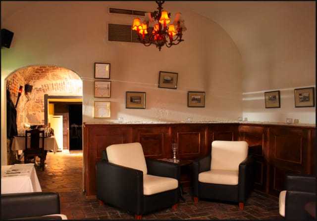 Mustassa Lampaassa on upea kellariravintolan tunnelma. Ulkomaailman hälyt katoavat kokonaan, samoin stressi.