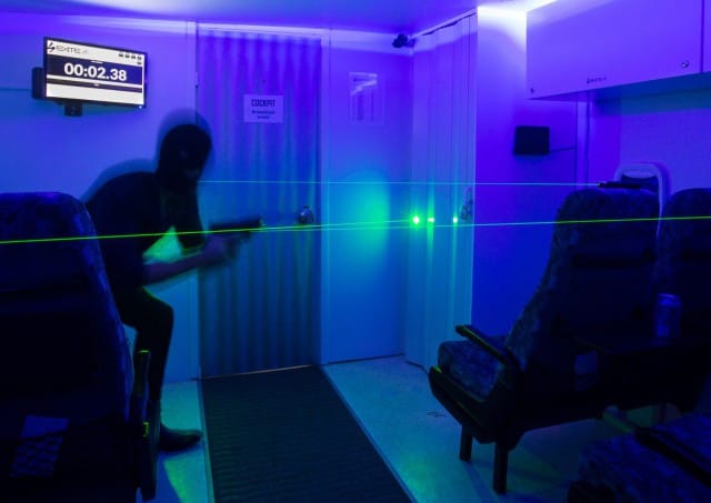 Airplane-huone simuloi kaapattua lentokonetta.