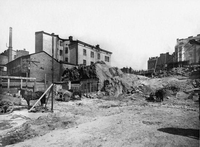 Rakennustöitä Kaisaniemenkadulla 1916.