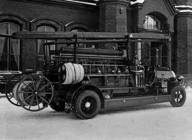 Paloauto 1920. Ensimmäinen bensiinikäyttöinen Scania-Vabis valmistui 1916 ja otettiin käyttöön Helsingin paloasemalla 1917.