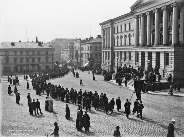Työläisten vappukulkue Senaatintorilla 1.5.1912