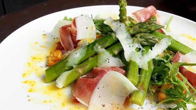 Lämmin parsasalaatti on sekä kaunis, että todella herkullinen.