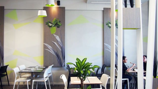 Suuret ikkunat ja korkeat katot tuovat ravintolaan avaruutta.