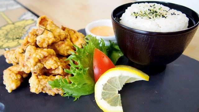 SYÖ-viikkojen annoksiin kuuluu Tori Karaage eli uppopaistettua kanaa chilimajoneesilla.