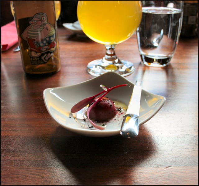 Amuse bouche - punajuuripannacotta sekä kuivatta mustaa oliviia. / Aperitiiviksi nautimme italialaisen Birra TOZ Easy Pale Alen.