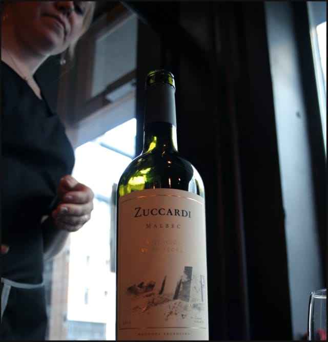 Elina ei tule pitämään tästä kuvasta, ei sen väliä nimittäin Zuccardin Malbec oli täyteläinen, marjaisa ja onneksi illan ainoa punainen!