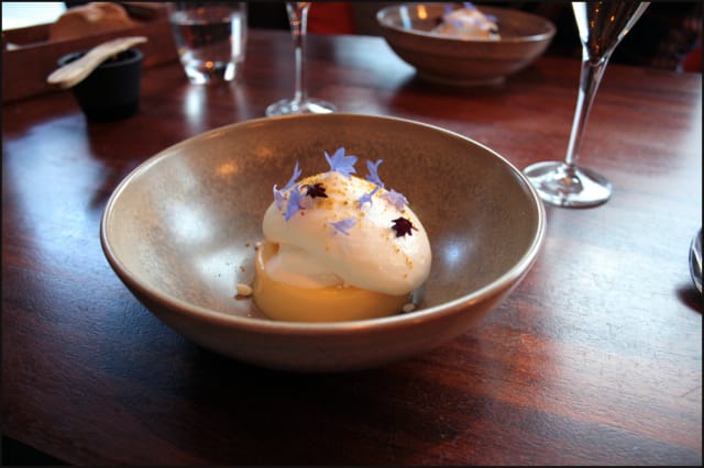 Sitruuna cremo´, valkosuklaa crumble, valkosuklaa-kamomillavaahto, siitepölyä, sitruunasorbettia. / VIINI: Errazuriz late harvest Sauvignon Blanc.