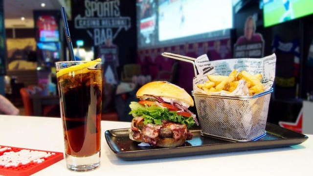 Beef burgerista löytyy mm. pekonia ja viski-colamajoneesia.