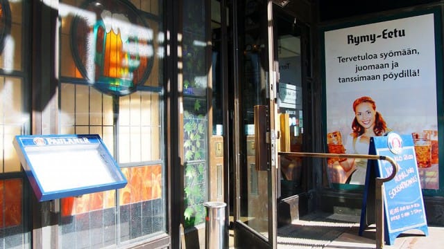 He eivät muuten vitsaile tuolla pöydillä tanssimisella.