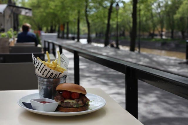 Pinella burger kätkee sisäänsä rotukarjapihvin, pekonia, Monterey Jack -juustoa, rucolaa ja majoneesia. Pehmoinen briossisämpylä viimeistelee kokonaisuuden.